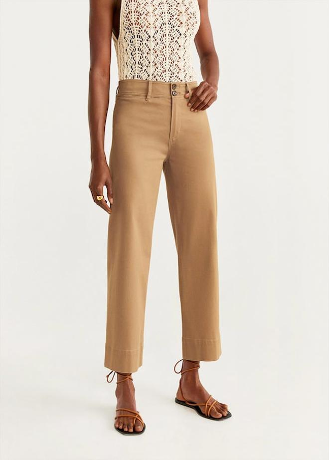 pantalón recto camel, de las rebajas de Mango