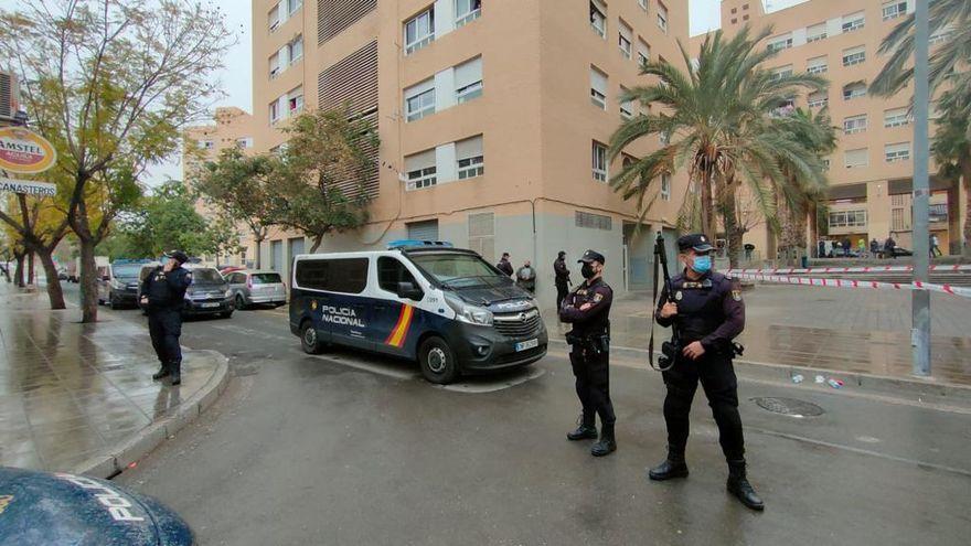 Despliegue policial en el lugar donde ha ocurrido el tiroteo en Alicante. / INFORMACIÓN