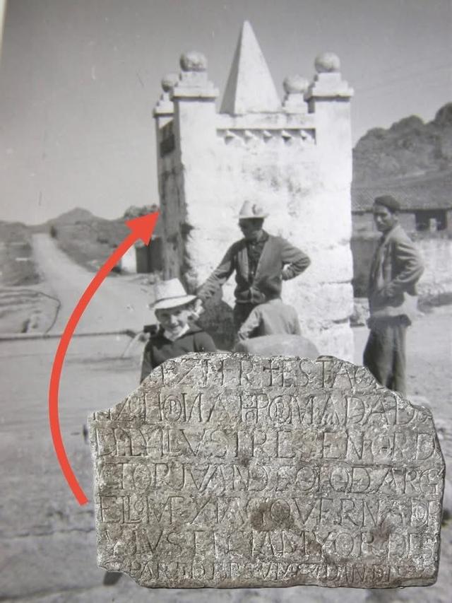La piedra recuperada sobe una foto antigua del pilar.
