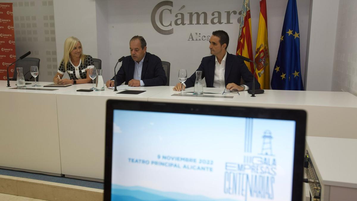 Maite Antón, Carlos Baño y Manuel Nieto presentando la Gala de Empresas Centenarias.