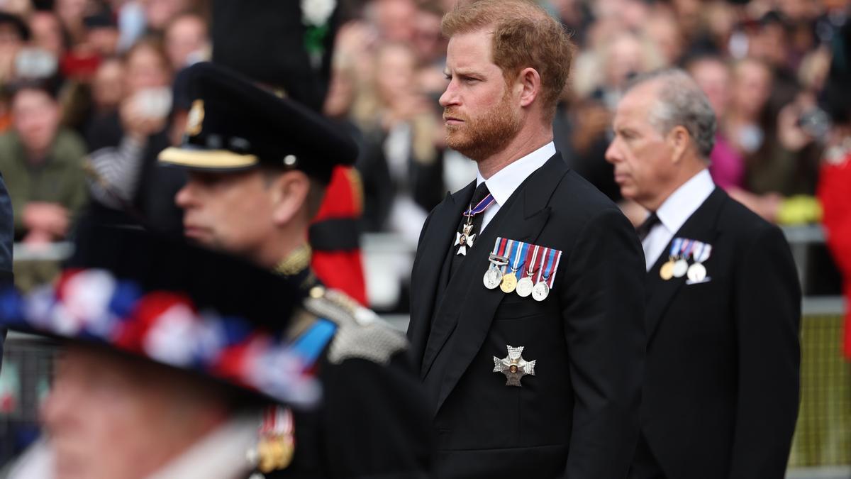 El príncipe Harry acusa a la familia real británica de filtrar información a los medios