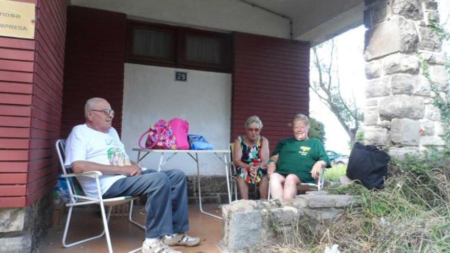 Por la izquierda, Aquilino Baragaño, Mary Luz Pantiga y Julia Inés Refujado, ayer en el porche de uno de los chalés.