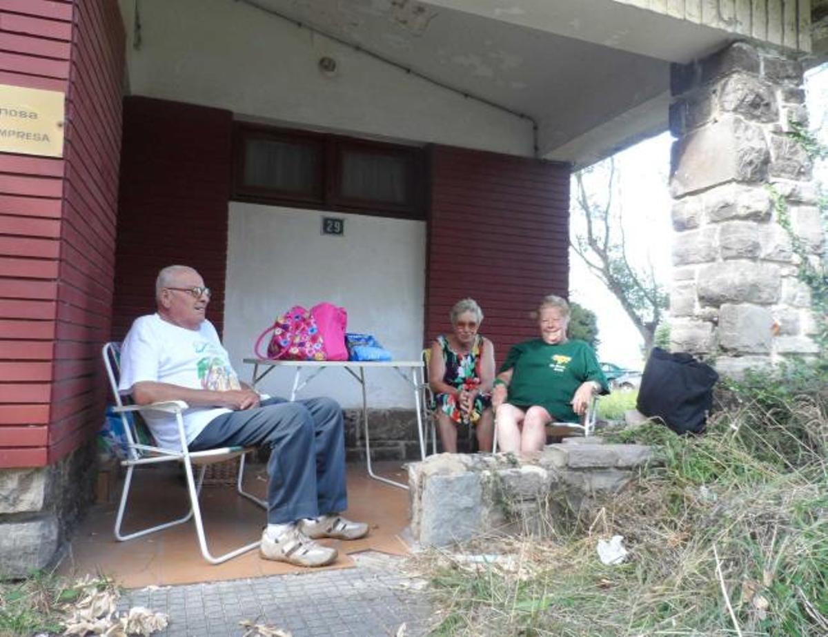 Por la izquierda, Aquilino Baragaño, Mary Luz Pantiga y Julia Inés Refujado, ayer en el porche de uno de los chalés.