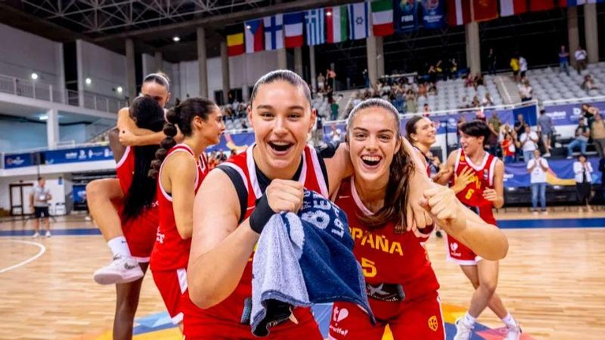 Aina Cargol (a la dreta) celebrant la classificació d'Espanya per a les semifinals de l'Europeu U18.