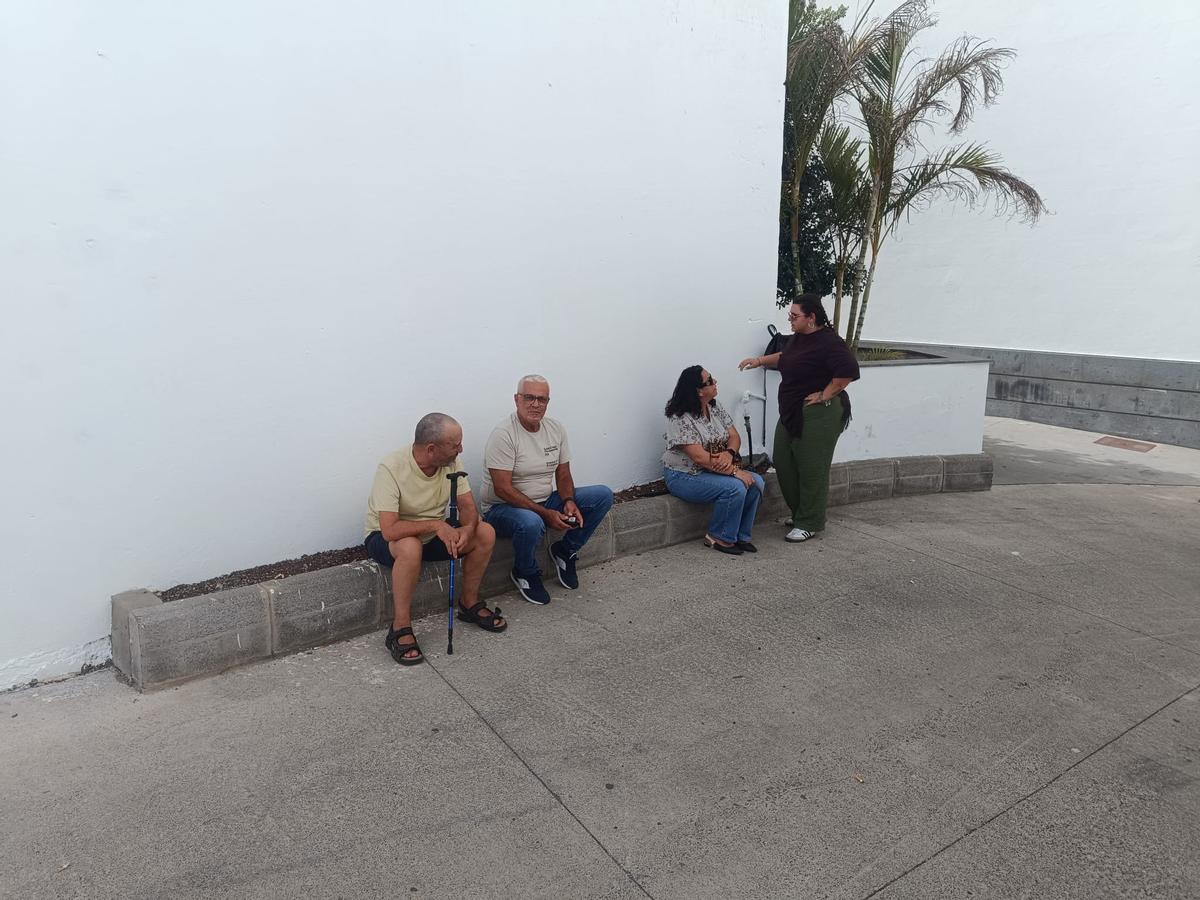 Vecinos descansando en una zona de sombra.