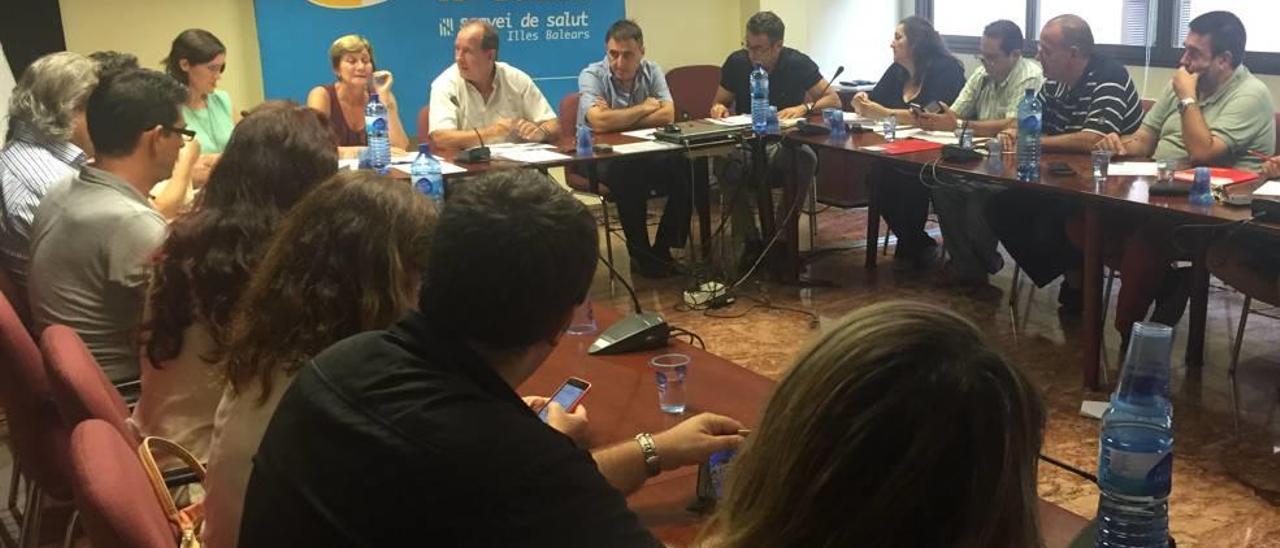 Una imagen de una reciente mesa de sanidad en la que Guadalupe Pulido está sentada a la derecha de Juli Fuster, con camisa blanca.