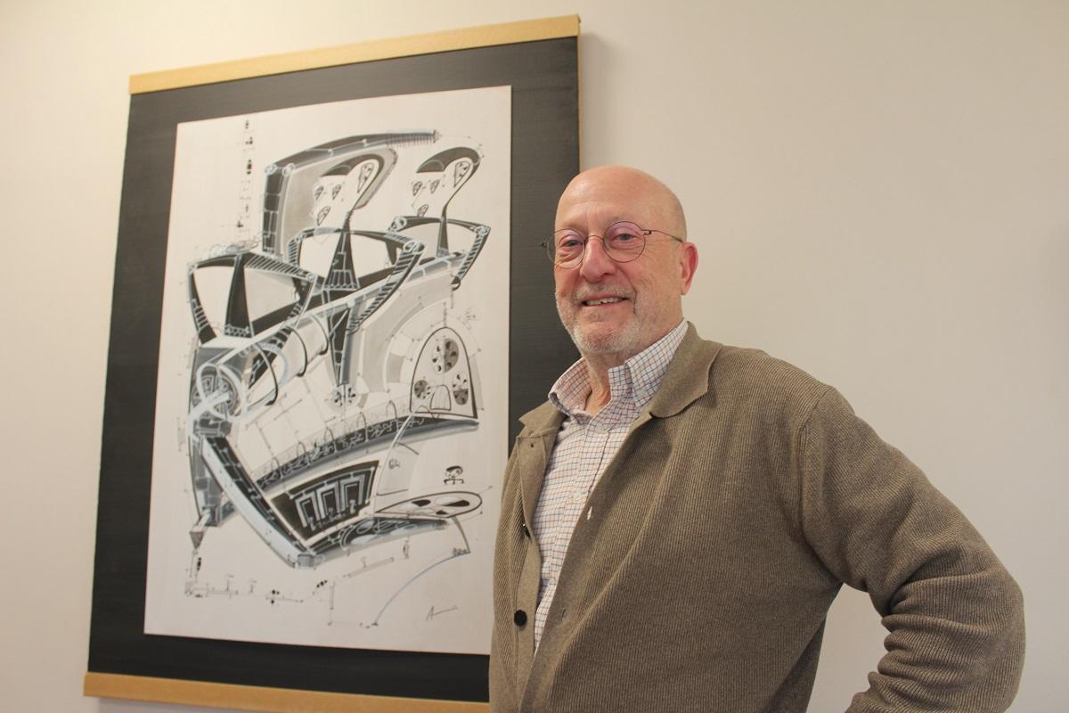 Davant d’un quadre d’Ambrós Genís, fill del seu amic Facundo d’Agullana.