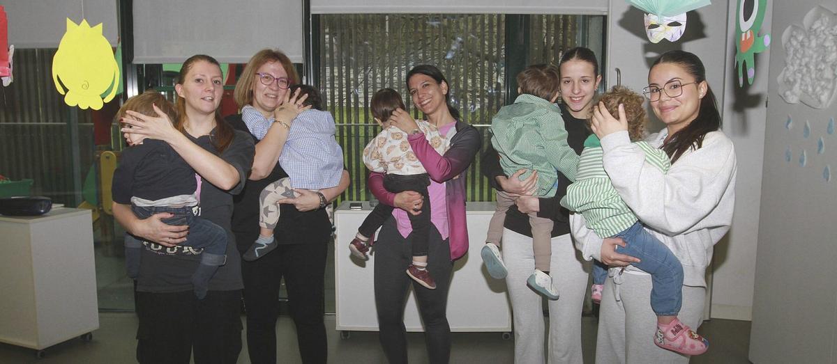 Educadoras infantiles, con varios alumnos de la escuela Concepción Saiz Otero, del campus de Ourense.
