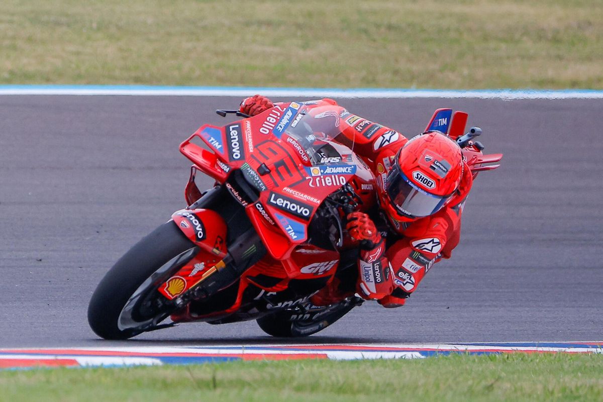 El español Marc Márquez (primer lugar) de Ducati Lenovo en el Circuito de Termas de Rio Hondo en Santiago del Estero (Argentina). EFE/ Juan Ignacio Roncoroni