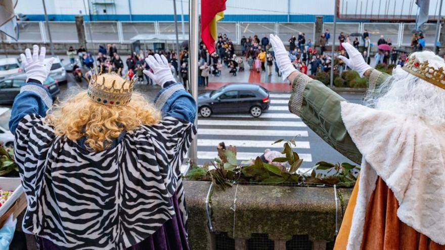 Los Reyes Magos saludando durante la cabalgata. |  FdV