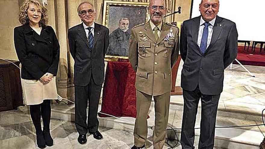 Rosa Robles, secretaria general del COMIB; Macià Tomàs, presidente de la Real Academia de Medicina; Fernando García, comandante general, y el general Cifuentes.