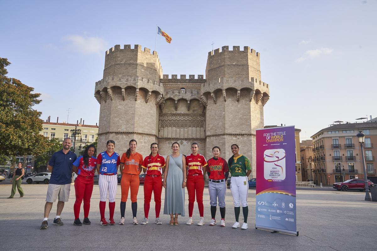 Las capitanas de todas las selecciones participantes en la Copa Mundial de sófbol femenino de Valencia.