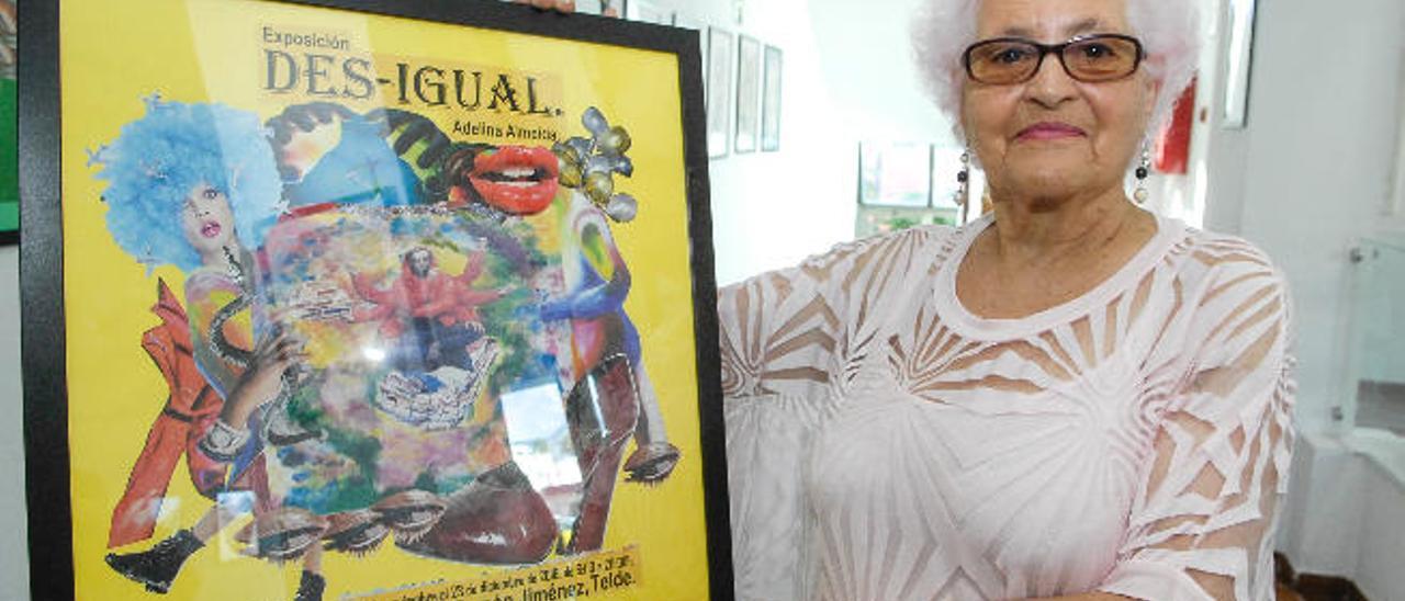 Adelina Almeida, con el cartel de su exposición en el teatro Juan Ramón Jiménez.