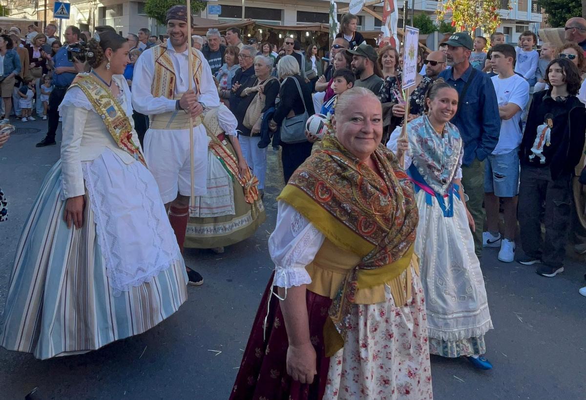 La alcaldesa, Araceli De Moya; y el concejal de Fiestas, David Juárez, vestidos de labradores en un desfile.