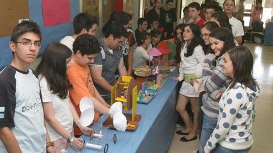 Varios alumnos muestran sus proyectos científicos en el instituto Mendiño de Redondela. / JESÚS DE ARCOS