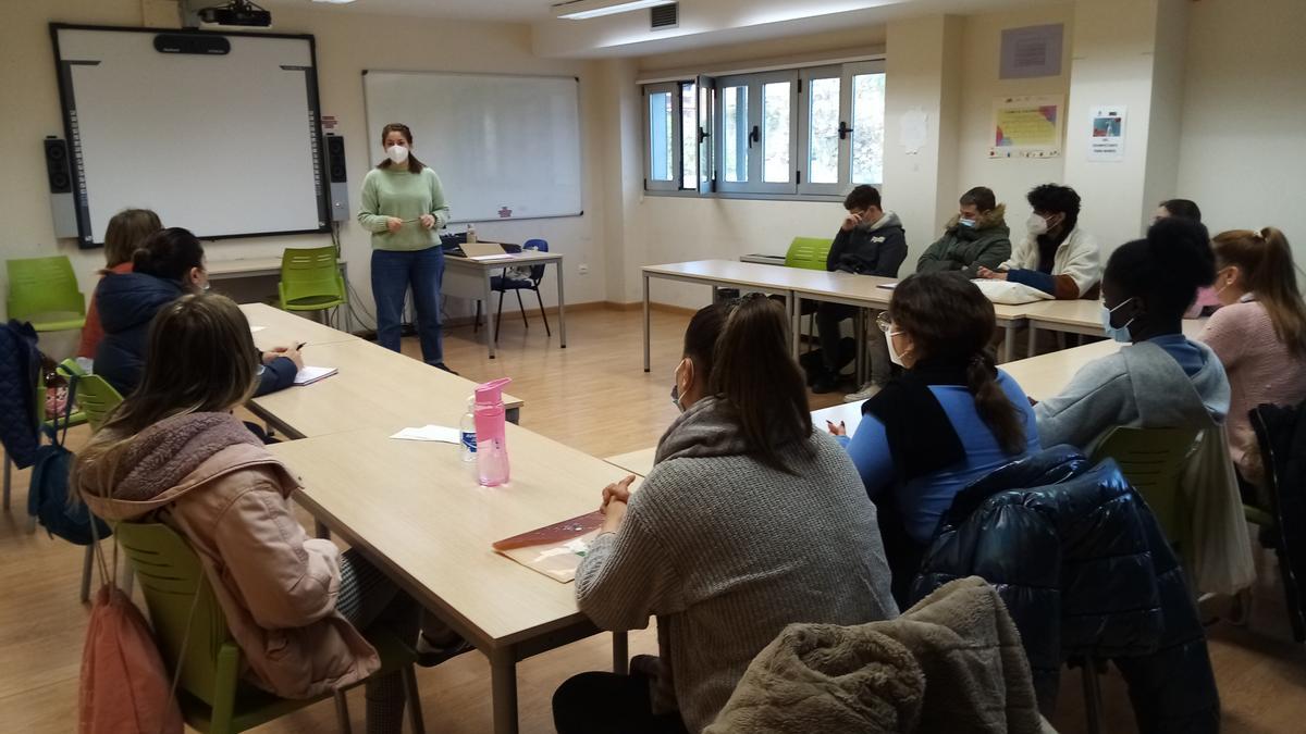 El alumnado recibe una charla previa sobre el programa de cuidado a personas mayores.