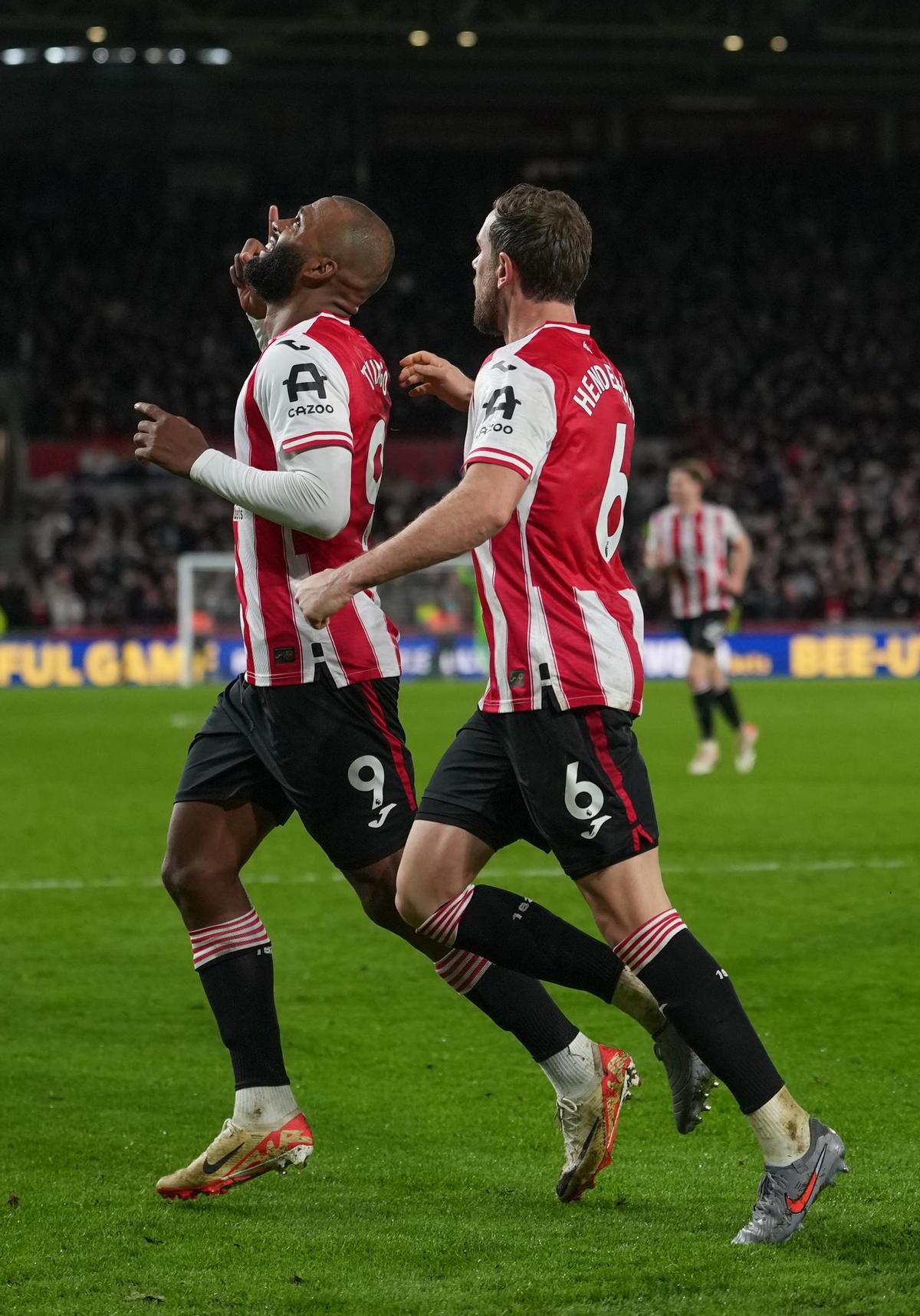 Igor Thiago celebra un col con el Brentford