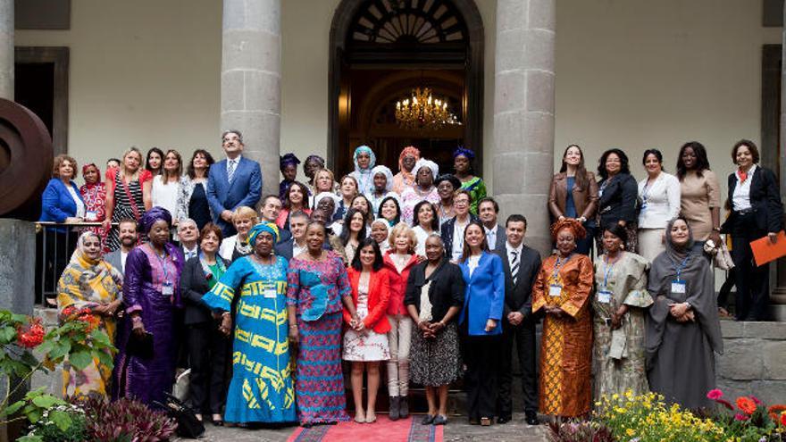Foto de familia del I Encuentro de Parlamentarias Canarias-África.