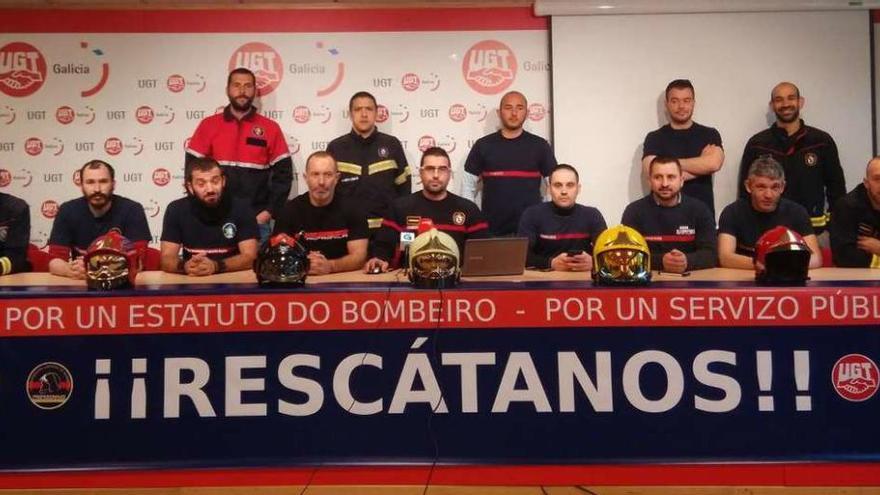 Rueda de prensa celebrada ayer en Santiago por la Mesa Intersindical de Bombeiros.