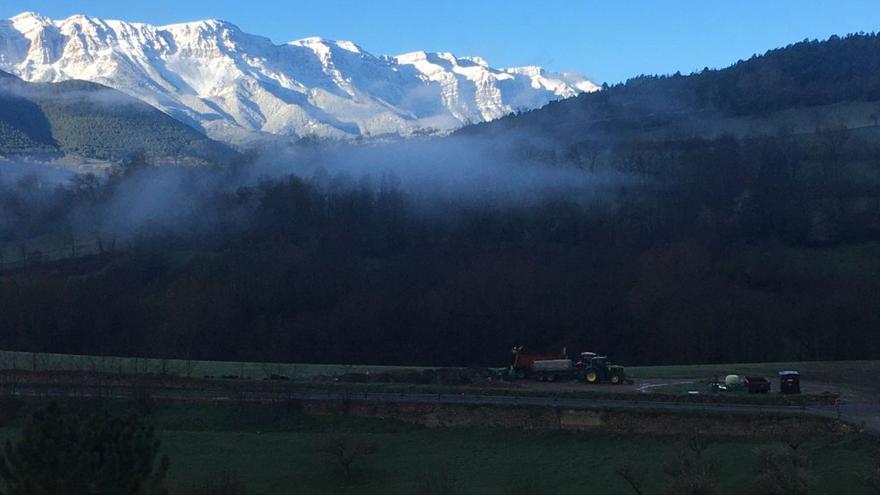 Una explotació ramadera al terme de Prullans, dins l’àrea d’influència i gestió de la Carta Europea de Turisme Sostenible del Parc del Cadí | MIQUEL SPA