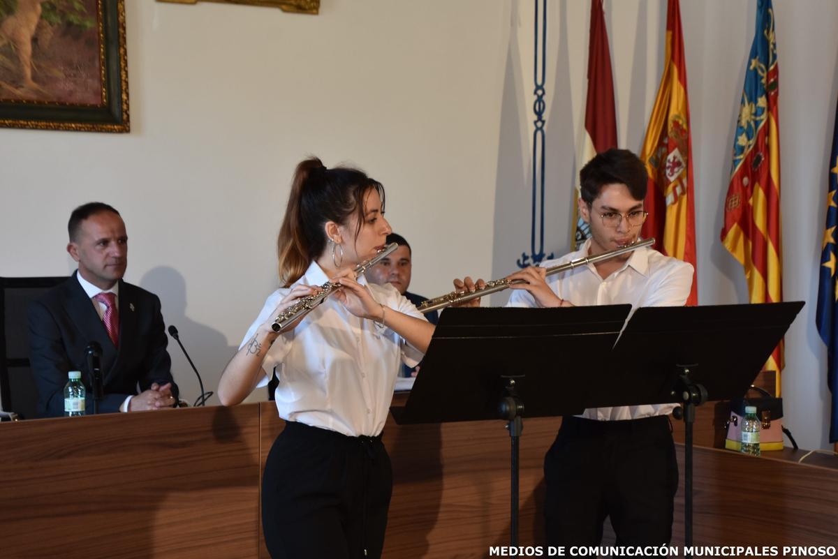 Los flautistas de la Sociedad Unión Lírica Pinosense interpretando una pieza durante el pleno de investidura de Pinoso.