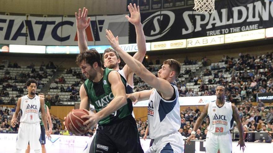 Flis i Auda defensen Nacho Llovet, en el partit contra el Joventut