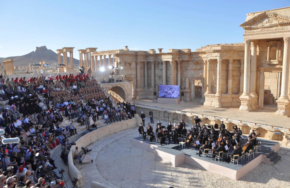 La Orquesta Sinfónica de San Petersburgo ha dado este jueves un concierto en el anfiteatro romano de la ciudad antigua de Palmira para celebrar el desminado de estas ruinas sirias.