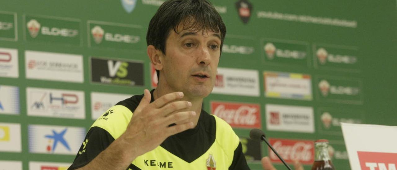 El entrenador del Elche, José Rojo «Pacheta», gesticula ayer en la sala de prensa del estadio Martínez Valero.