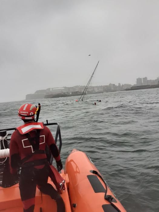 Rescate de un marinero en la playa de Poniente de