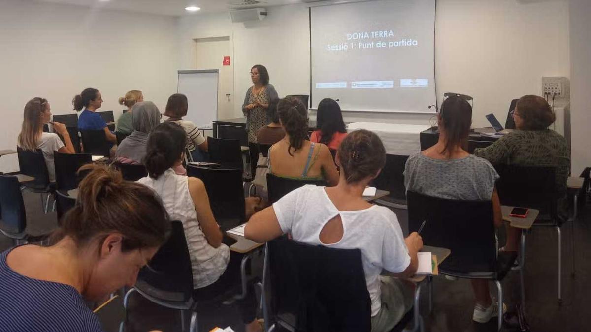 Una de les sessions de grup del projecte &#039;Baix Emporda, Dones i Terra&#039; sobre l&#039;empoderament femení en el sector agroalimentari