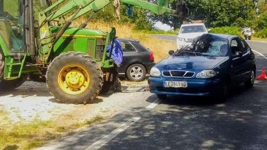 El brazo del tractor impactó contra el turismo. // FdV