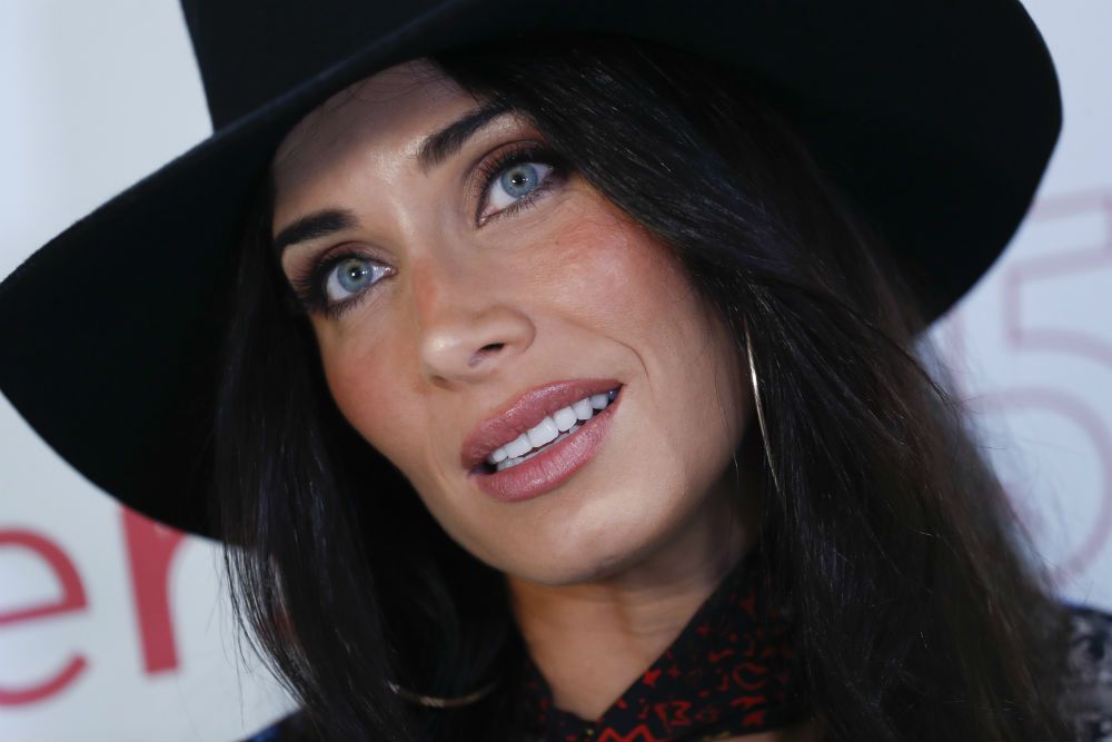 Pilar Rubio con sombrero y pendientes maxi