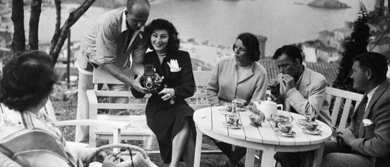 Ava Gardner (mirant a càmera) i Frank Sinatra (encenent una cigarreta) prenen un cafè amb altres persones a Tossa de Mar, quan l’actor i cantant va viatjar a la localitat per veure-hi l’actriu, durant el rodatge de la pel·lícula «Pandora i el holandés errante», el  maig de 1950.