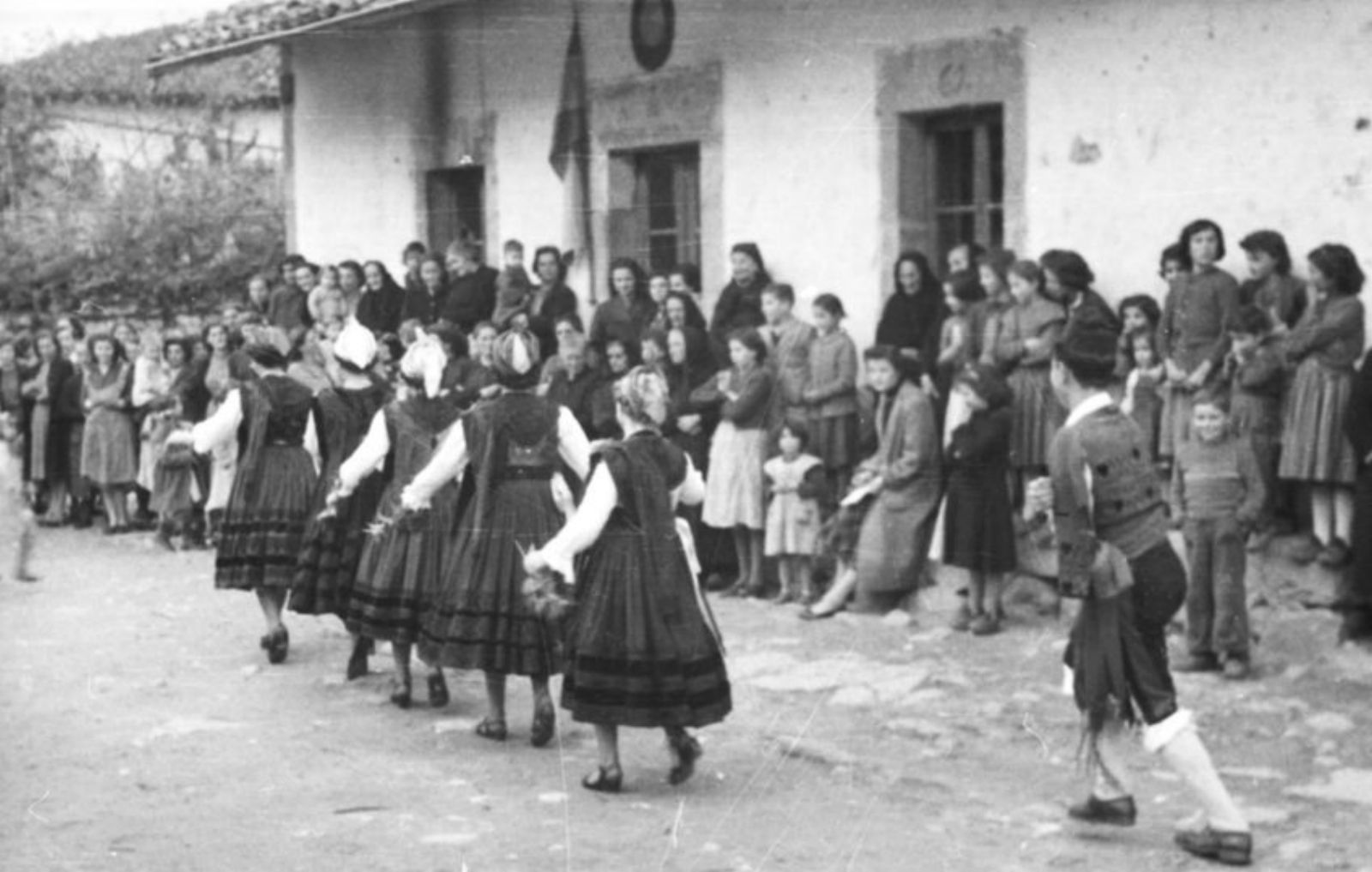 El baile del corricorri en Arenas de Cabrales. | Alan Lomax Collection  at the American Folklife Center, Biblioteca del Congreso. Cortesía  de Association for Cultural Equity / LNE