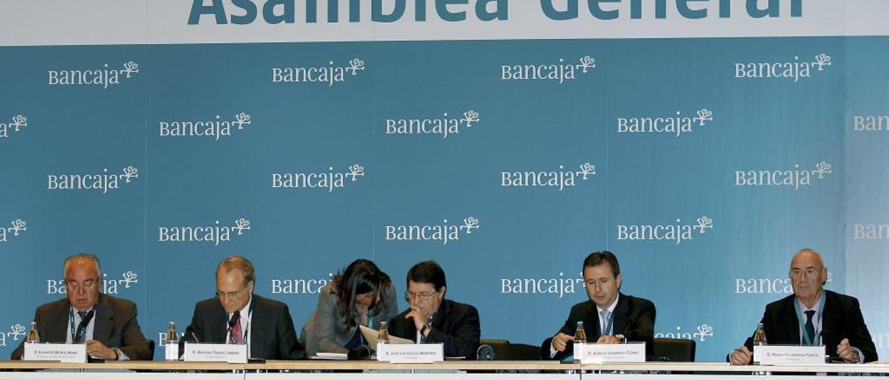 Olivas, en el centro, en la asamblea de Bancaja de marzo de 2011.