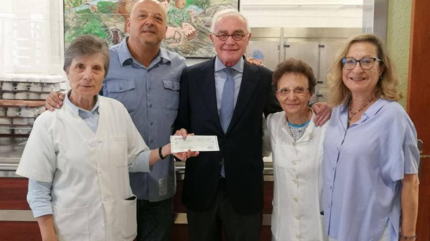 Por la izquierda, sor Carmen Lorenzo, responsable de la Cocina Económica, Miguelo García, José García-Inés, presidente del comedor, sor Mercedes, cocinera, y Mari luz Villafruela, directiva de la entidad.