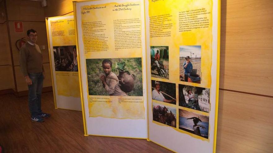 Juan Fernández, ayer, en la exposición de la Casa de Cultura.