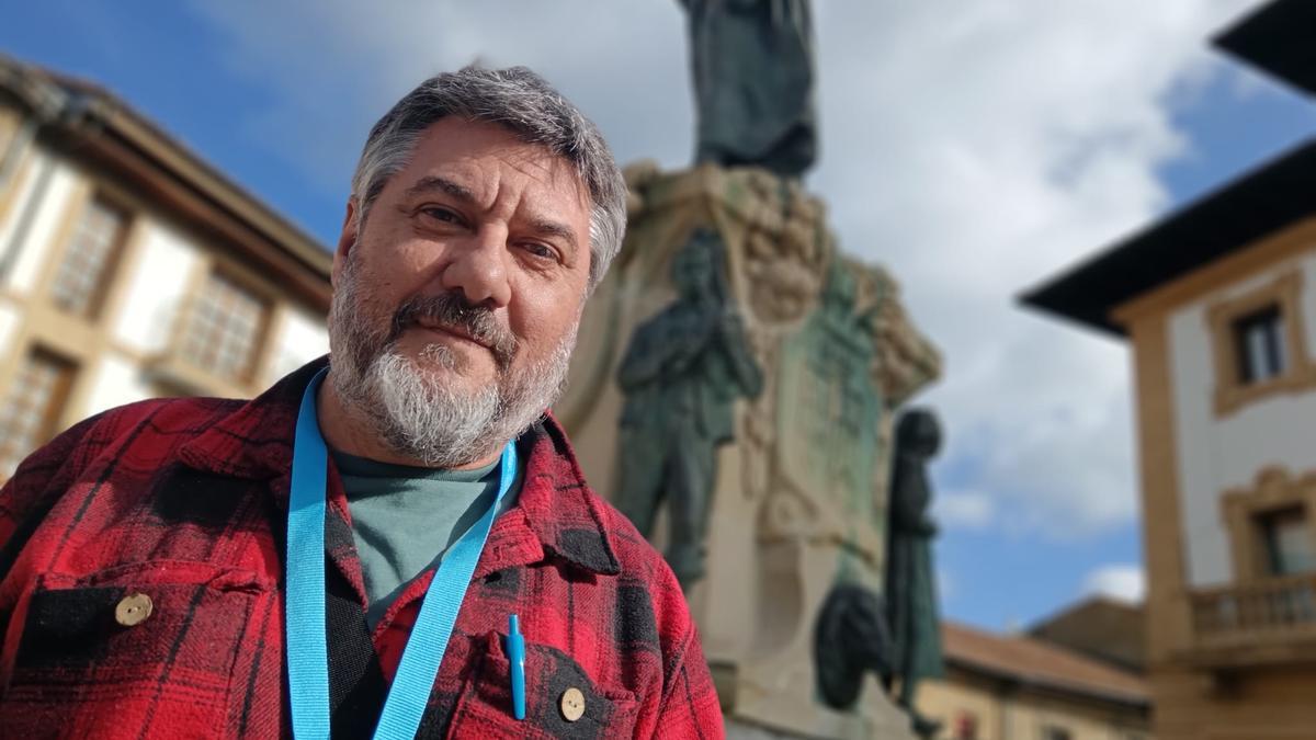 El presidente del Centro Asturiano de Rosario, en Villaviciosa, delante del Teatro Riera