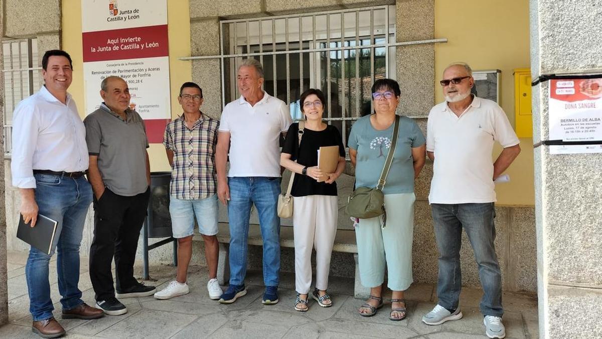 Por la izquierda Pedro Extremera, ingeniero de Caminos de Femembalses; alcalde de Moral de Sayago; teniente de alcalde de Villadepera; vicepresidente de Femembalses y presidente de la Asociación de Municipios con Centrales y Embalses de Zamora, Javier Aguado junto a la Secretaria Técnica y asesora de los municipios afectados por Centrales y Embalses de Zamora, María Ángeles Vasallo, alcaldesa de Villardiegua de la Ribera y alcalde de Pino del Oro a la puerta del Ayuntamiento de Fonfría