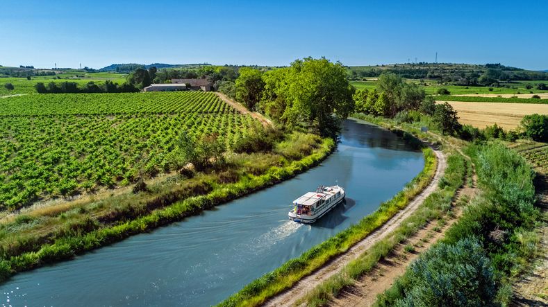 Viñedos y Canal du Midi, los dos símbolos de la región del Languedoc-Rosillón, en el sur de Francia.
