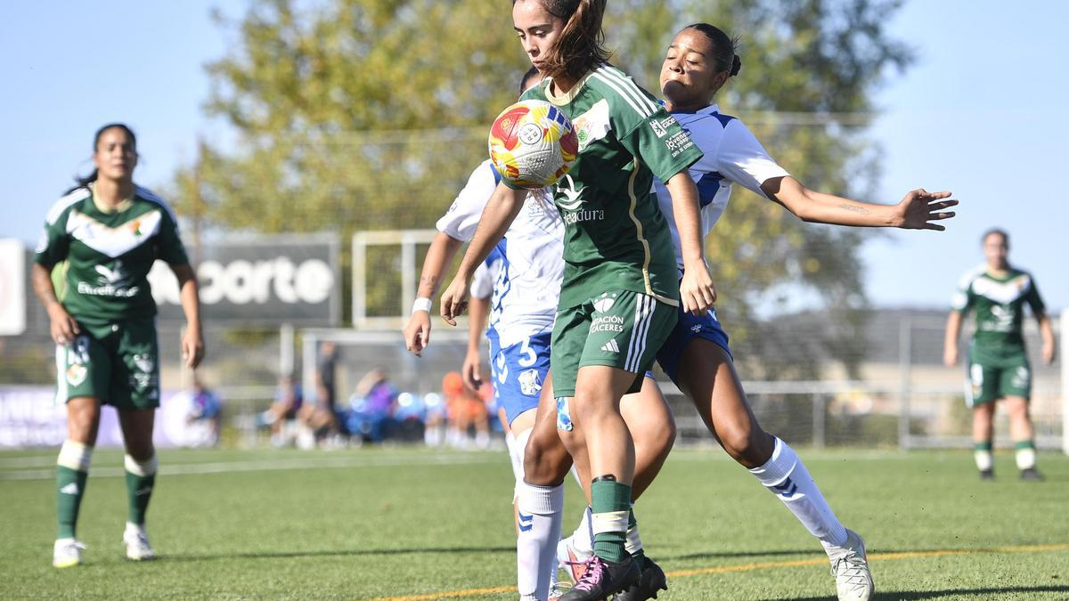 Carmen Acedo protege el balón en el partido ante el Tenerife B.
