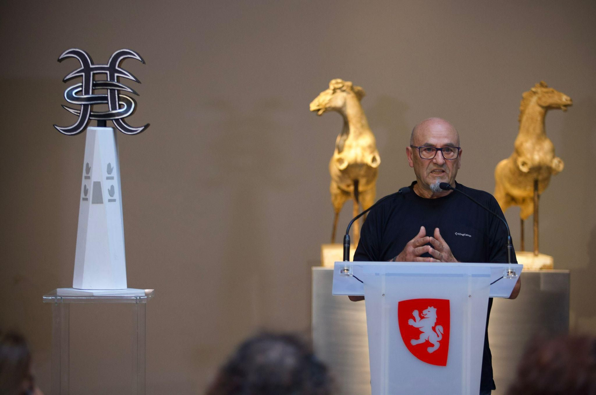 Presentación de la escultura en honor a Héroes del Silencio