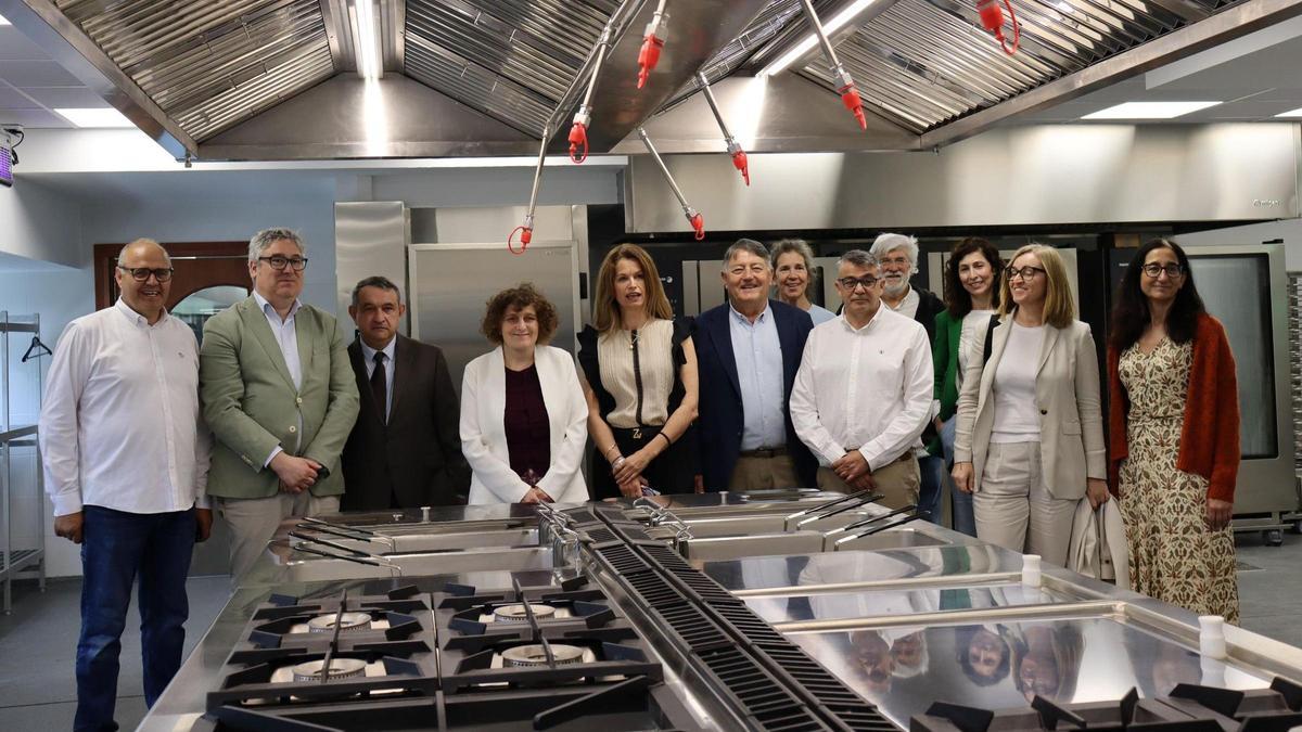 Sanmartín, acompañada da comitiva que visitou a cociña do Palacio de Congresos de Santiago tras a súa ampliación