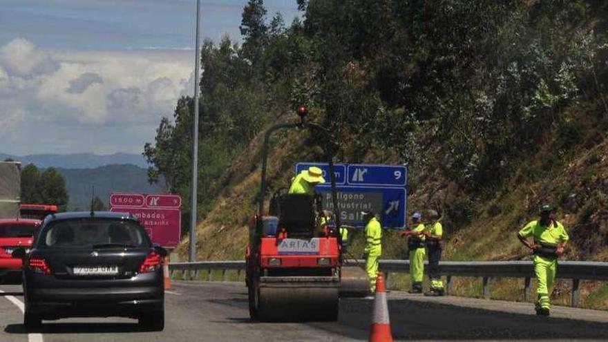 Obras de &quot;parcheo&quot; en el carril derecho de la autovía en dirección a Curro. // Iñaki Abella