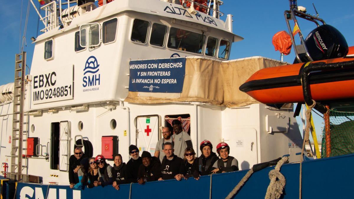 La tripulación del Aita Mari en el Puerto.