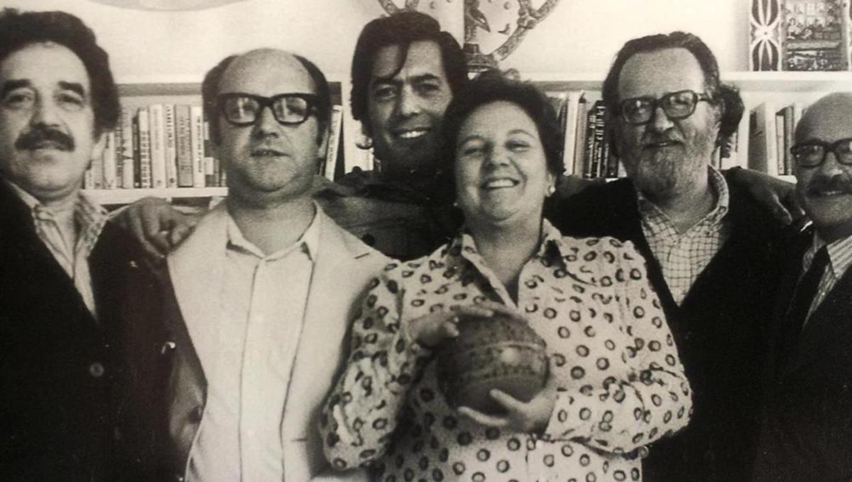 Balcells rodeada de lo mejor de su escudería latinoamericana: García Márquez, Jorge Edwards, Vargas Llosa, Balells, José Donoso y Muñoz Suay, en 1974.