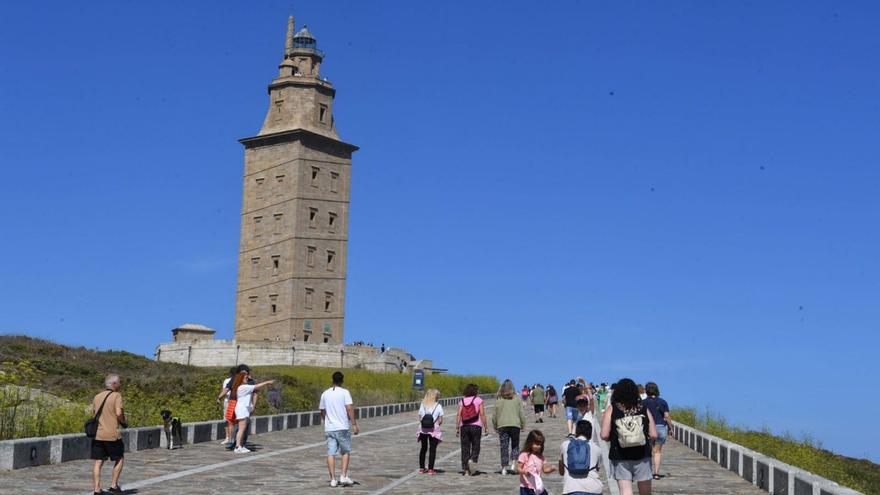 Turistas en la rampa de acceso a la Torre de Hércules. |   // VÍCTOR ECHAVE