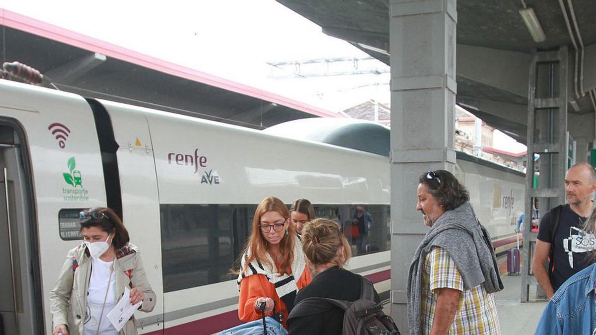 Usuarios antes de subir al tren rumbo Madrid y Alicante.   | // IÑAKI OSOIRO 