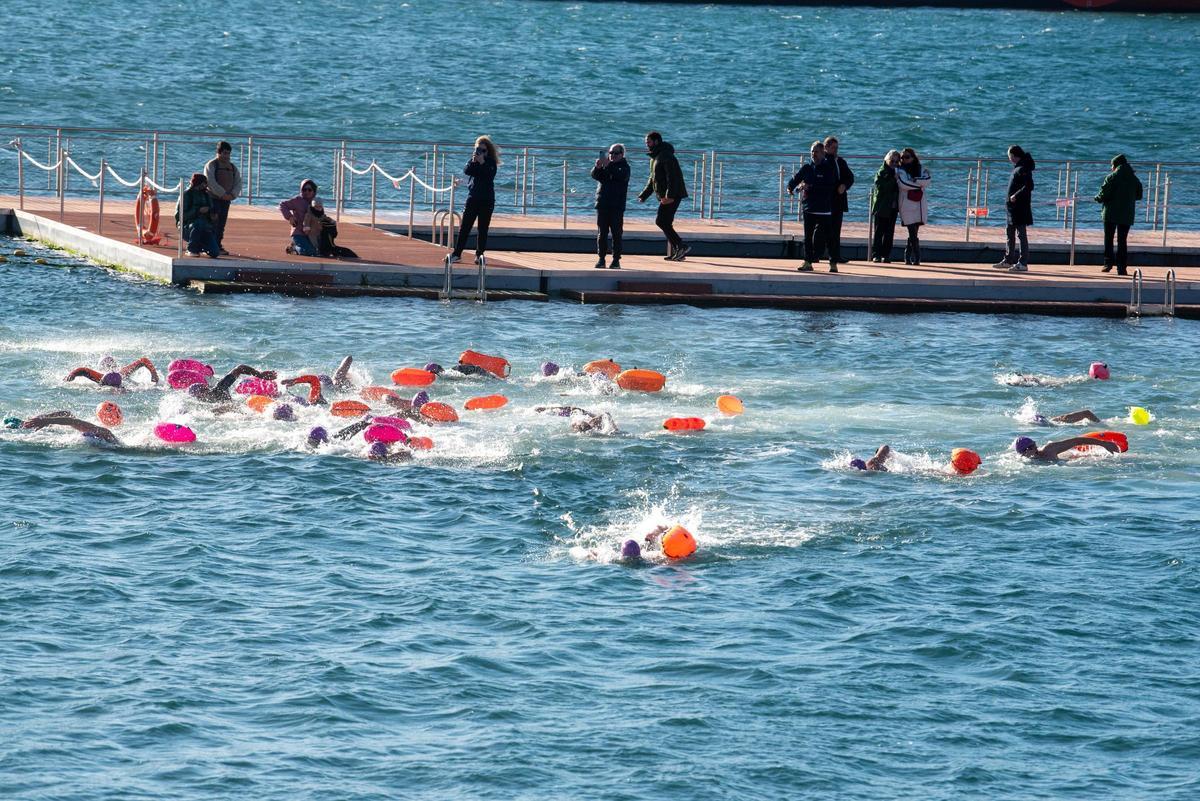 A Coruña desafía al frío y al mar para visibilizar la ELA