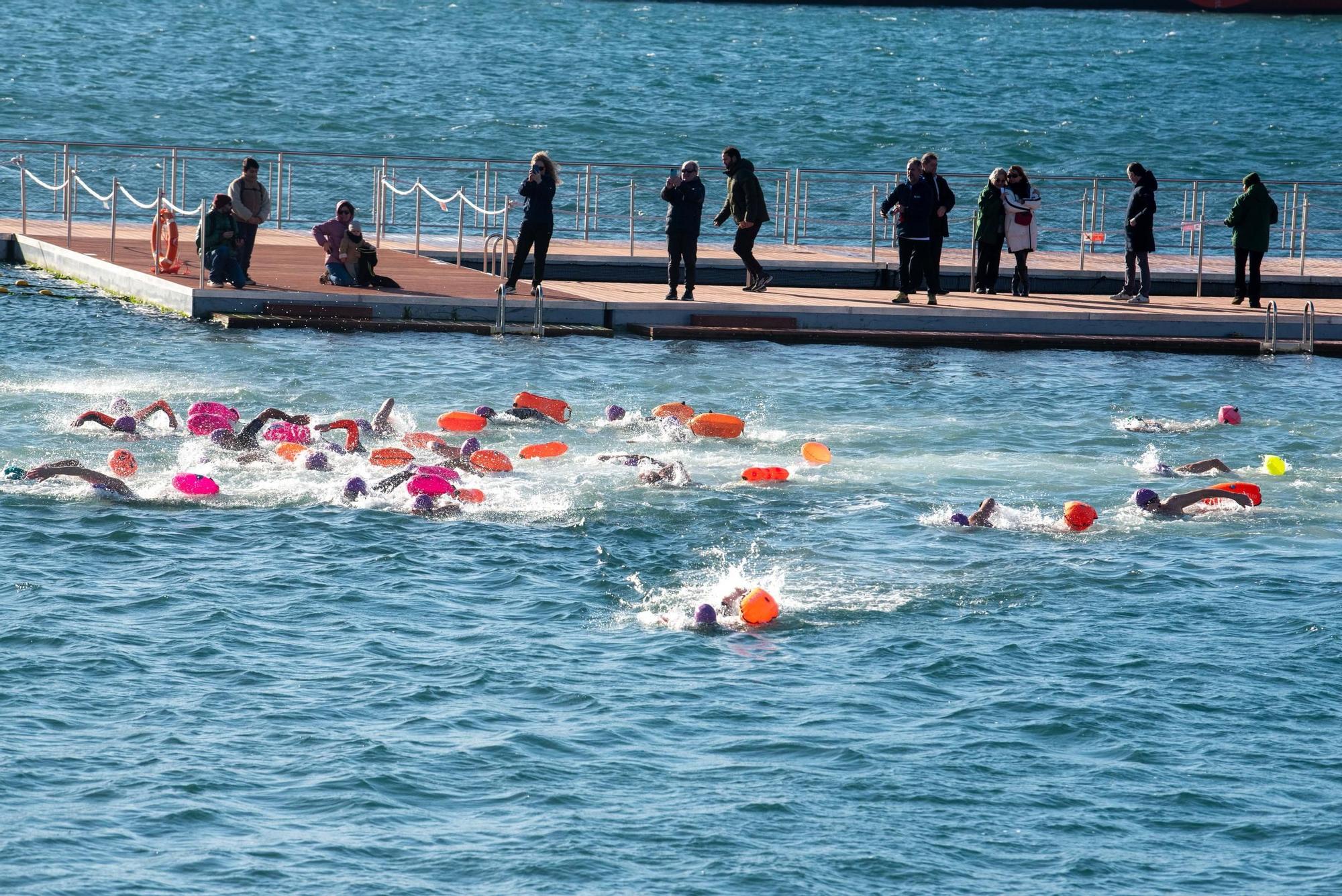 A Coruña desafía al frío y al mar para visibilizar la ELA